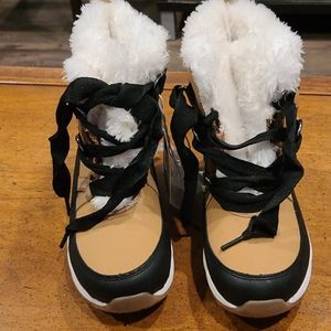 Kids winter boots size 4